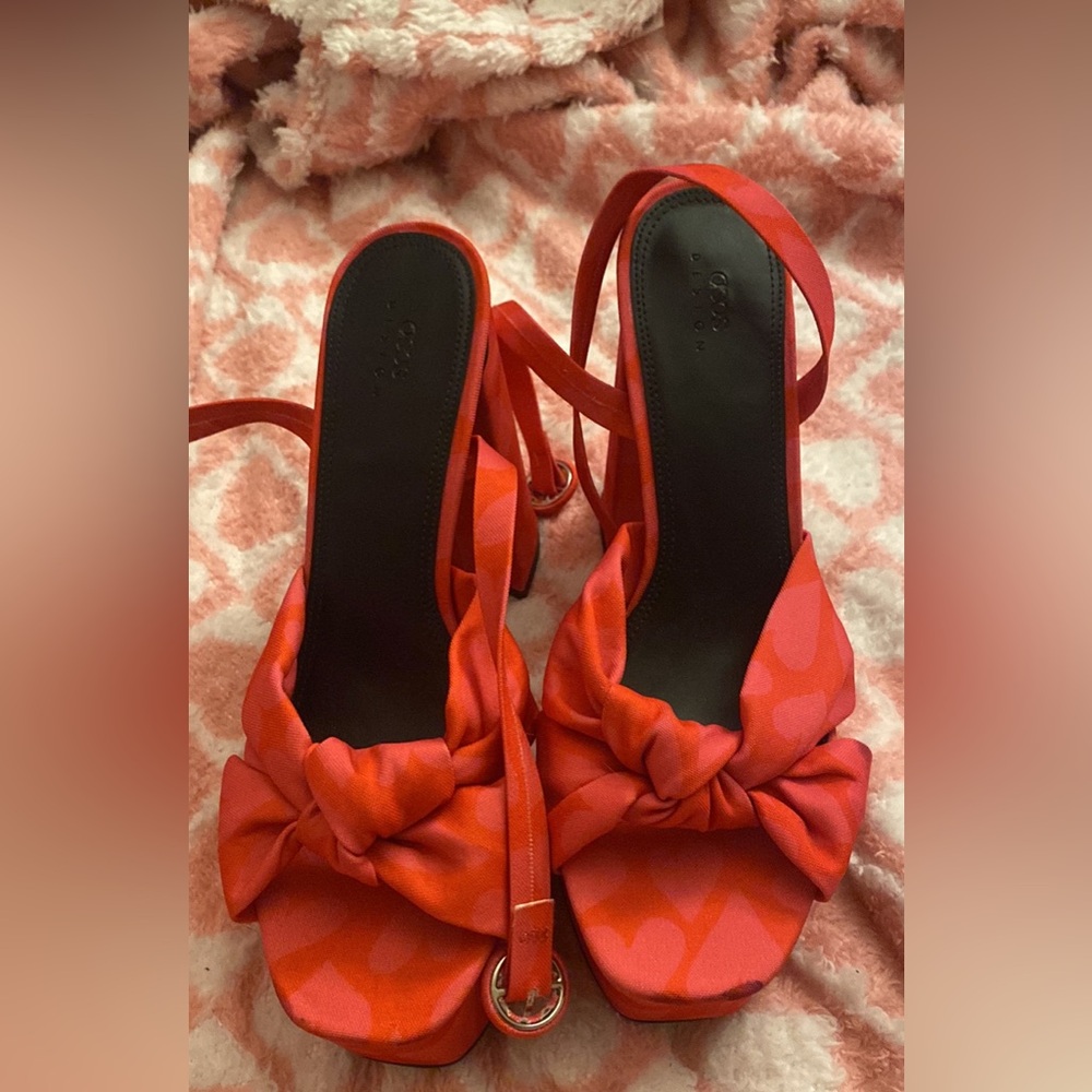 Red and pink heart pumps